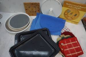 lot 542 image: Kitchen items