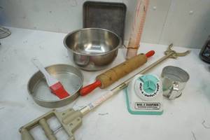 lot 541 image: Kitchen items and wooden rolling pin