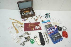 lot 551 image: Magnetic key holders