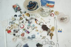 lot 552 image: Jewelry