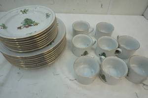 lot 564 image: Holiday Hostess dish set