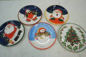 lot 566 image: Holiday decor plates