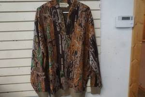 lot 592 image: Clarkfield outdoors sweater