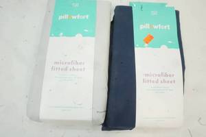 lot 615 image: Two full size fitted sheets