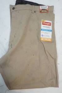 lot 636 image: Wrangler 42x30 performance pants