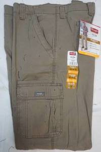 lot 639 image: Wrangler 42x30 relaxed fit carto pants