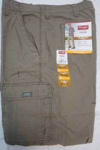 lot 640 image: Wrangler 42x30 relaxed fit carto pants