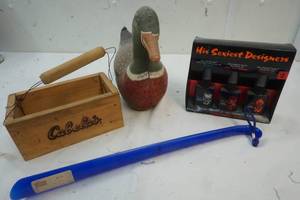 lot 670 image: Shoe horn