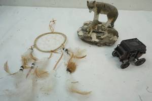 lot 673 image: wolf decor