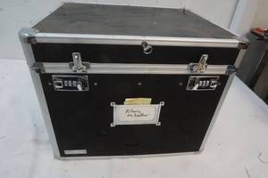 lot 690 image: Vaults box