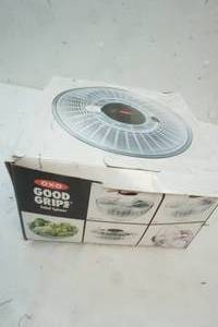 lot 693 image: Good grips salad spinner