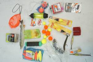 lot 723 image: Fishing supplies
