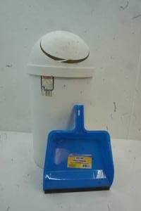 lot 747 image: trash can