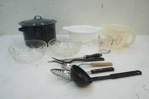 lot 751 image: kitchenware
