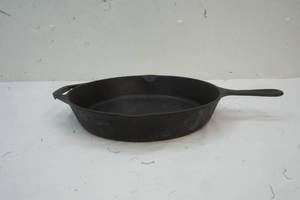 lot 755 image: cast iron pan