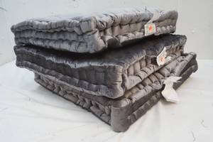 lot 808 image: toss pillows