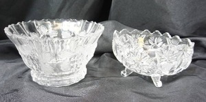 lot 132 image: Vintage Crystal Glass Fruit Bowl with Grape Cluster Pattern Price Product West German Bowl, Lausitzer Crystal 4-Footed Bowl German Democratic Republic