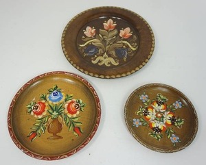 lot 151 image: Vintage Mid-Century Hand Painted Scandinavian Tole Painted Floral Folk Art Rosemaling Round Wood Wall Decor