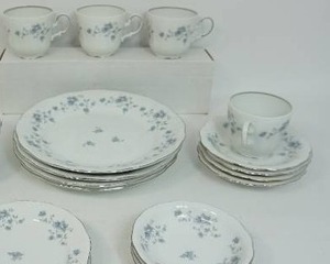 lot 155 image: Johann Haviland 20 Piece Dish Set Blue Garland Bavaria Germany Service Setting of Four...