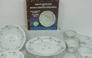 lot 156 image: Johann Haviland 20 Piece Dish Set Blue Garland Bavaria Germany Service Setting of Four...
