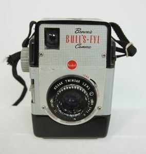 lot 67 image: Vintage Collectible Cameras Including this Kodak Brownie Bulls-Eye Twindar Lens Film Black Bakelite Box Camera 2D...