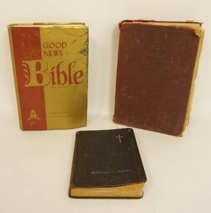 lot 107 image: 1978 Rare Catholic Good News Bible Hard Cover with DeuterocanonicalsApocrhpha, Kirchengefangbuch (Church Hymn book) Sonntagslieder (Sunday Songs) German 1936, Vintage 1925 Websters Elementary Secondary-School Dictionary Illustrated Merriam Co.
