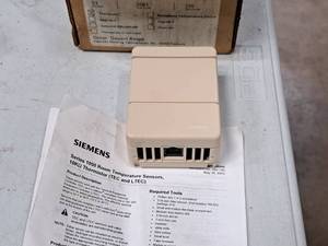 lot 70 image: Siemens 1000 Series Electronic Room Temperature Sensor