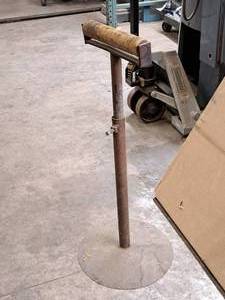 lot 28 image: Roller Stand