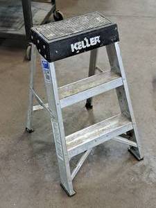 lot 31 image: Keller Industrial 250-lbs 3 Aluminum Step Ladder 327B