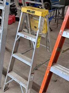 lot 32 image: Keller Commercial 225-lbs 4 Aluminum Step Ladder 924