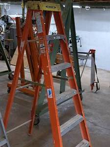 lot 33 image: Werner Electro-Master Extra Heavy Duty Industrial & Electrical 300-lbs 6 Non-Conductive Fiberglass Step Ladder 6206
