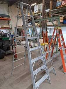 lot 35 image: 8 Aluminum Step Ladder