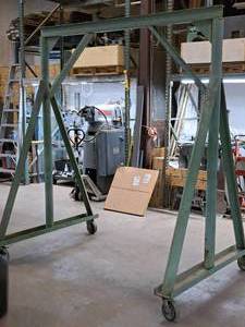 lot 25 image: Rolling Overhead Lift Platform