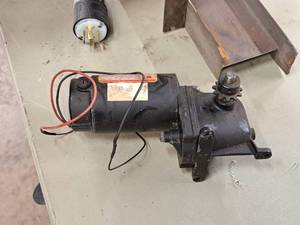 lot 119 image: Dayton Permanent Magnet DC Gearmotor 371 Ratio 4Z728A