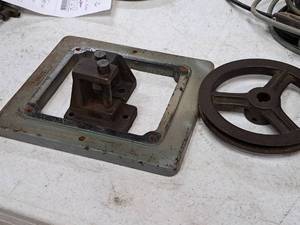 lot 125 image: Lot of (4) Assorted Machine Parts - Handles, End Stops