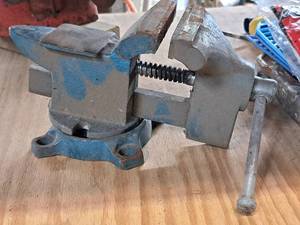 lot 175 image: 3-78-grip Bench Vise