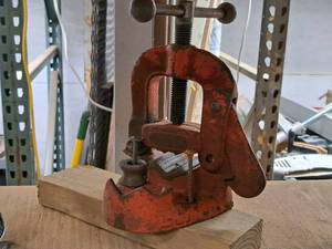 lot 174 image: Nye No. 1 2-grip Pipe Vise