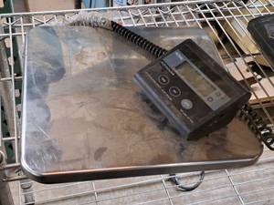 lot 204 image: Royal 200-lbs Shipping Scale DG200