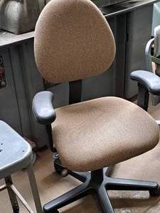 lot 209 image: Rolling Office Arm Chair