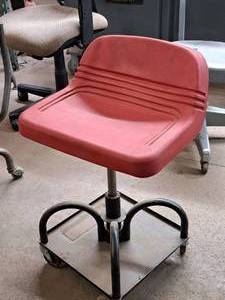 lot 213 image: Rolling Stool Chair