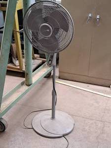 lot 220 image: Lasko 15 Oscillating Pedestal Fan