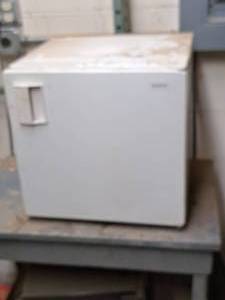 lot 223 image: Sanyo Household Mini Refrigerator SR-172W