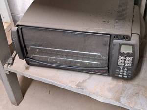 lot 224 image: DeLongi Toaster Oven