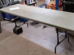 lot 252 image: 8 Folding Table