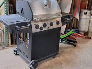 lot 206 image: Huntington Rebel Propane BBQ Grill with Propane Tank