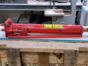 lot 313 image: 8-Ton Long Ram Jack