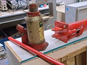 lot 322 image: 12-Ton Hydraulic Bottle Jack