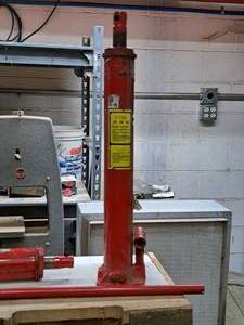 lot 321 image: 8-Ton Long Ram Jack
