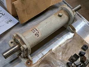 lot 327 image: 16 Spindle