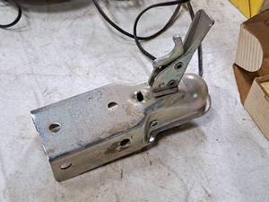 lot 346 image: 2000-lbs 1-78 Trailer Hitch Coupler 970